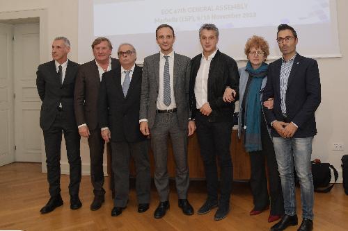 La presentazione di Eyof FVG 2023 a Trieste con il governatore FVG Massimiliano Fedriga (al centro) e, da dx, il vicepresidente del Consiglio regionale, Stefano Mazzolini, l'assessore FVG allo Sport, Tiziana Gibellli, il campione olimpico Silvio Fauner, il project manager Maurizio Duennhofer e il presidente del Coni FVG, Giorgio Brandolin